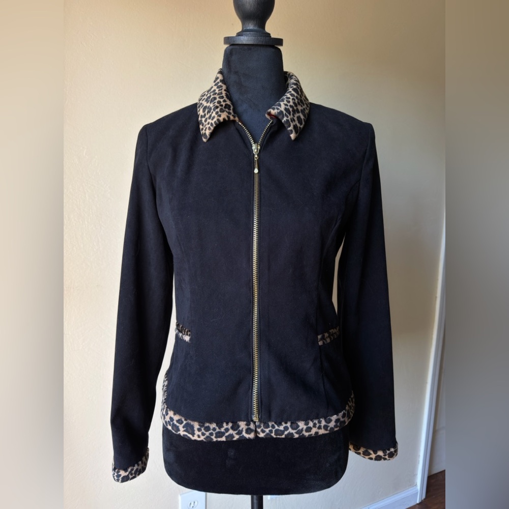 Black coat w/ leopard collar and cuffs 
Velvet feel 
 4 Jessica Howard petites